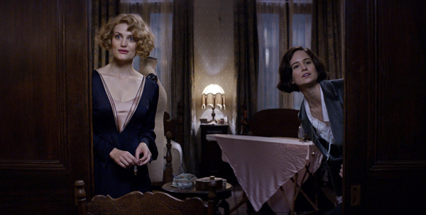 Alison Sudol and Katherine Waterston in Fantastic Beasts and Where to Find Them 2