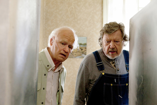 Allan Karlsson (Robert Gustafsson) and Julius (Iwar Wiklander)