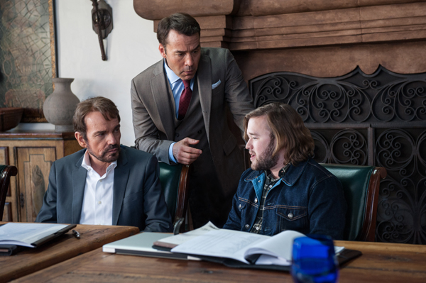 Ari (Jeremy Piven) tries to convice Larsen McCredle (Billy Bob Thornton) and his son Travis (Haley Joel Osment) to fund his film