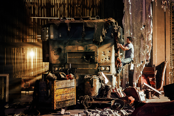 Cade (Wahlberg) finds a truck inside a movie theater