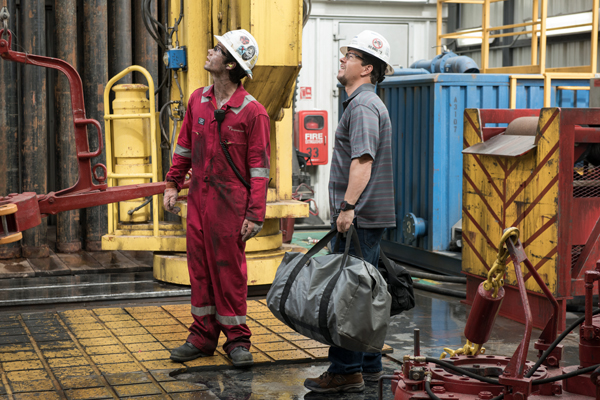 Caleb Holloway (Dylan OBrien, left) and Mike Williams (Mark Wahlberg, right) in DEEPWATER HORIZON.