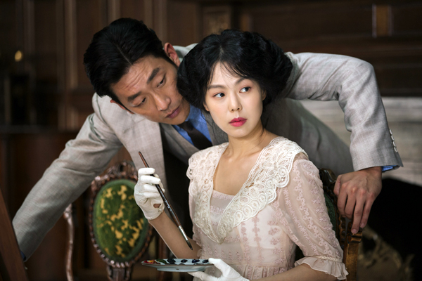 Count Fujiwara (Ha Jung-woo) with Lady Hideko (Kim Min-hee) in THE HANDMAIDEN