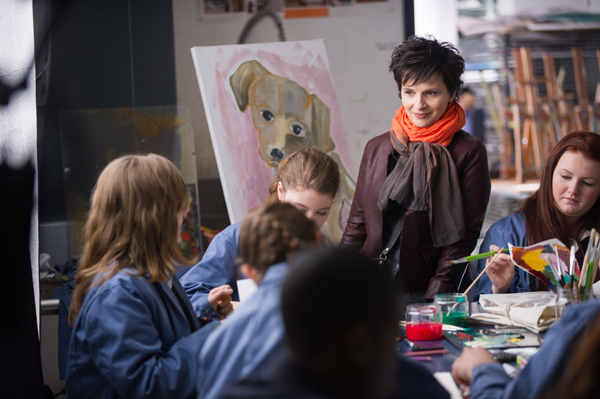 Dina Delsanto (Binoche) works with her art class