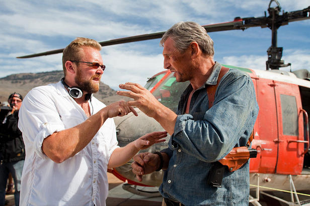 Director Joe Carnahan and Liam Neeson discuss a scene