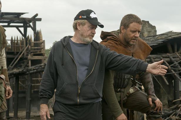Director Ridley Scott and Crowe go over a scene