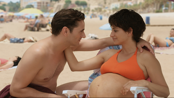 Dr Julian (Asier Etxeandia) visiting Magda (Penelope Cruz) at the beach in ma ma