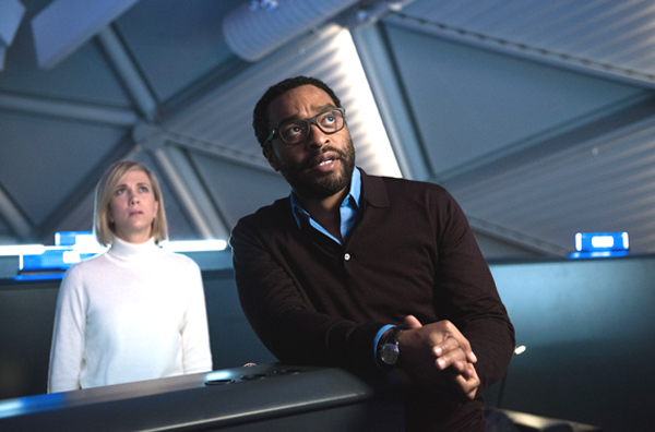 Dr Vincent Kapoor (Chiwetel Ejiofor) and Annie Montrose (Kristen Wiig) in THE MARTIAN