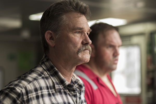 Jimmy Harrell (Kurt Russell, left) and Jason Anderson (Ethan Suplee, right) in DEEPWATER HORIZON.