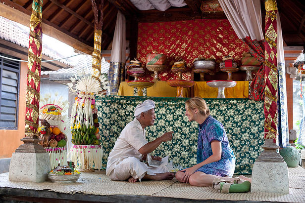 Liz (Julia Roberts) getting advice from a guru in Bali