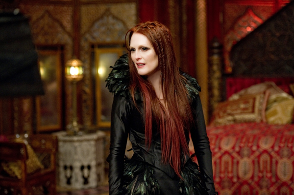 Julianne Moore as queen witch Mother Malkin
