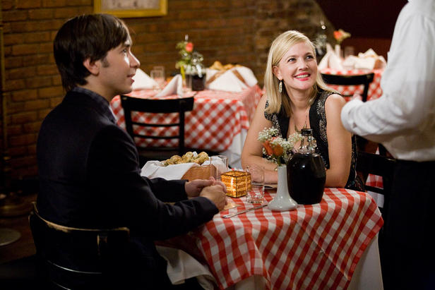 Garrett (Long) and Erin (Barrymore) try a first date
