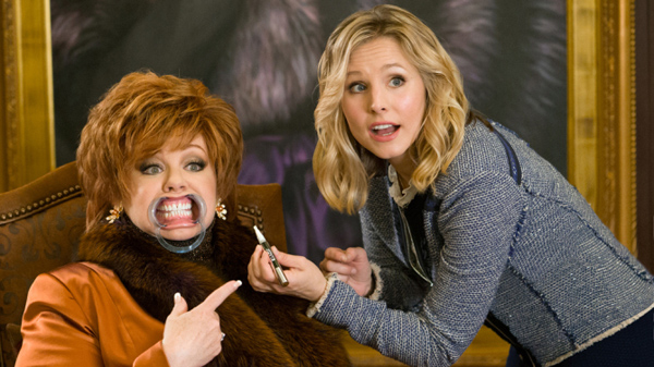 Melissa McCarthy and Kristen Bell in THE BOSS