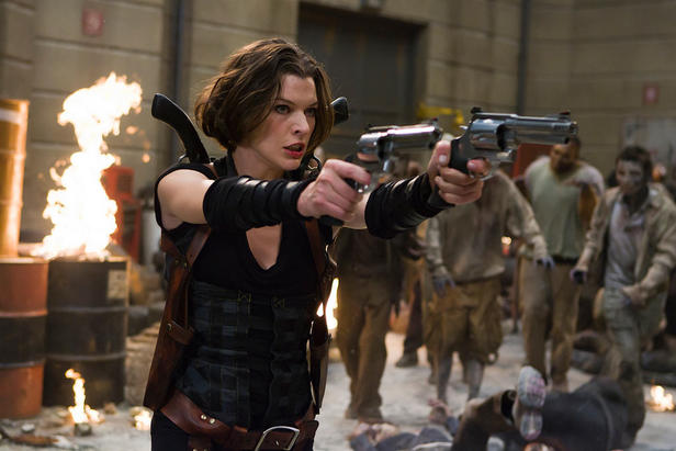 Alice (Milla Jovovich) guns down zombies
