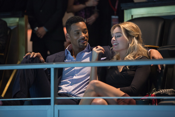 Nicky (Will Smith) and Jess (Margot Robbie) get box seats for a football game
