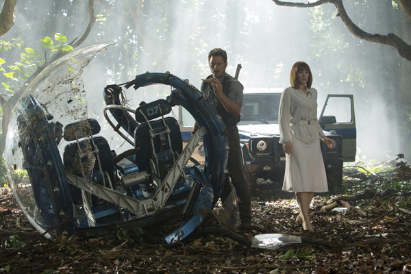 Owen (Chris Pratt) and Claire (Bryce Dallas Howard) come across her nephews ride vehicle 