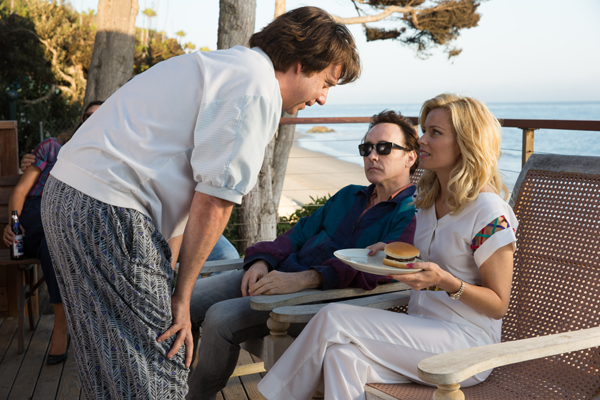 Paul Giamati as Dr Eugene Landy talks to Brian Wilson (John Cusack) and Melenda Ledbetter (Elizabeth Banks)
