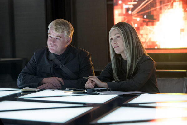 Plutarch Heavensbee (Philip Seymour Hoffman) and President Coin (Julianne Moore)