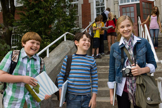 Capron, Gordon and Moretz on middle school grounds