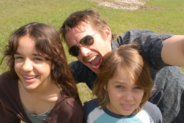 Samantha (Lorelei Linklater), Mason (Eller) and Mason Sr (Ethan Hawke)