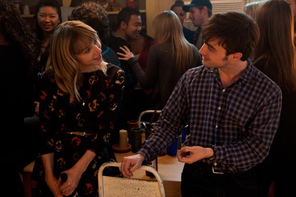 Chantry (Zoe Kazan) and Wallace (Daniel Radcliffe) meet a party
