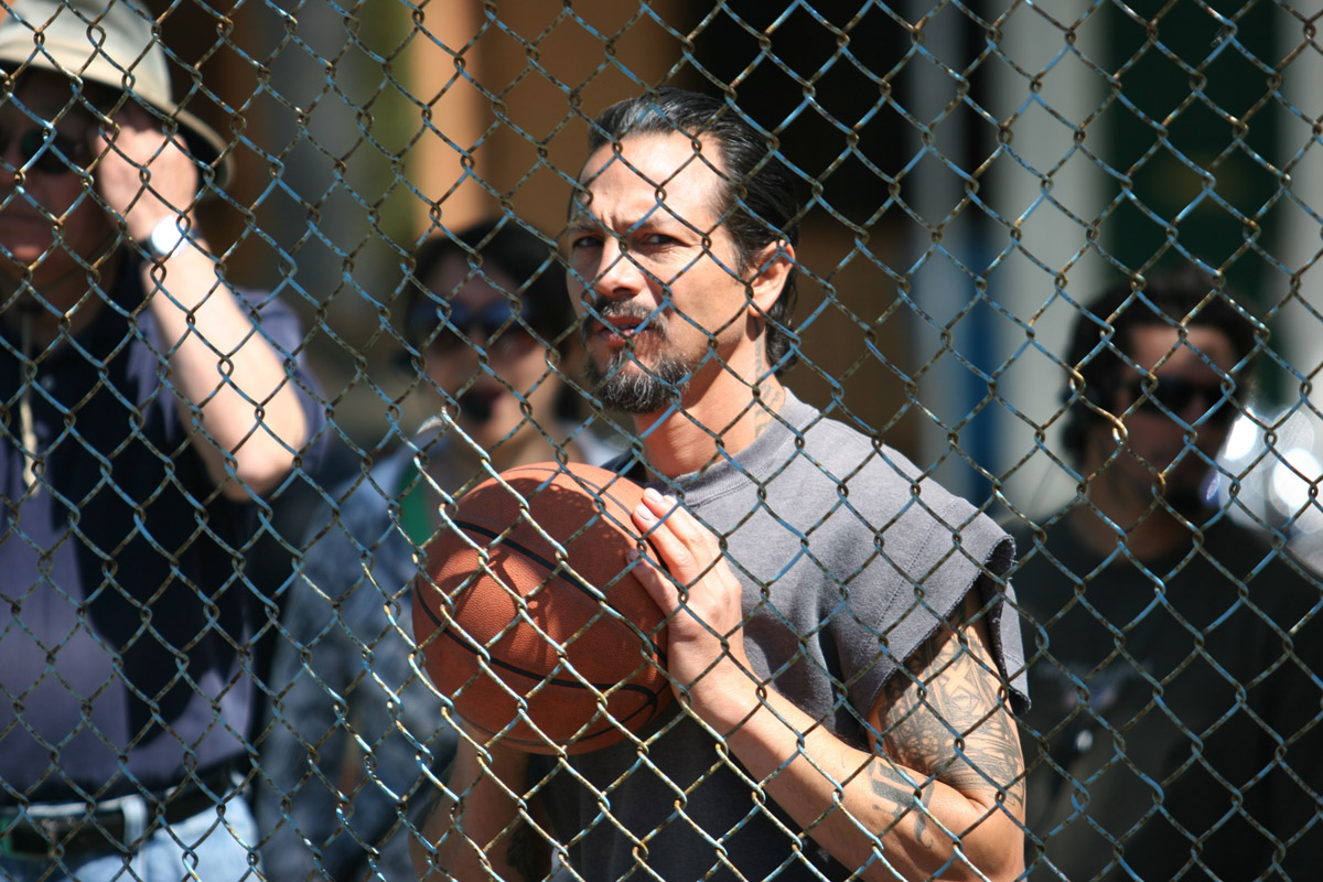 Che shows up at a basketball court uninvited